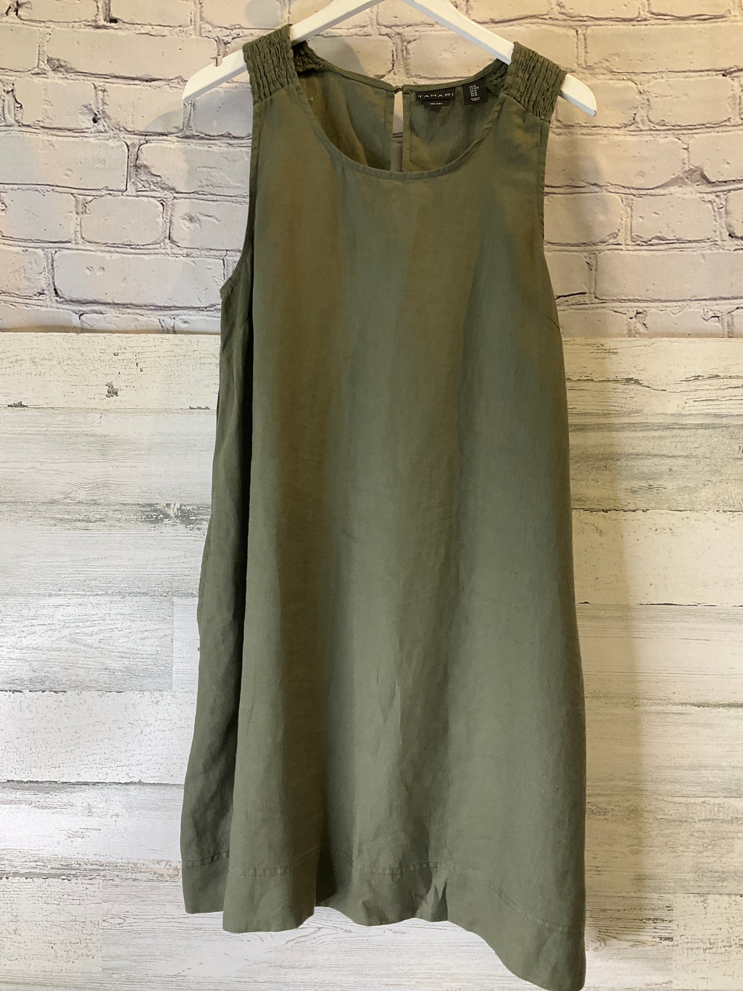Dress Casual Short By Tahari By Arthur Levine Size: M