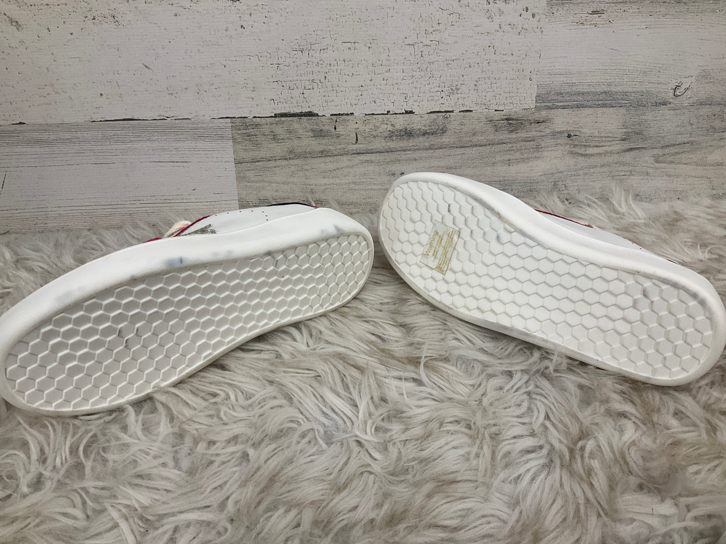 Shoes Sneakers By Clothes Mentor Size: 7