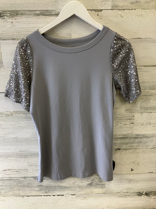 Top Short Sleeve By Belle By Kim Gravel In Grey, Size: Xxs