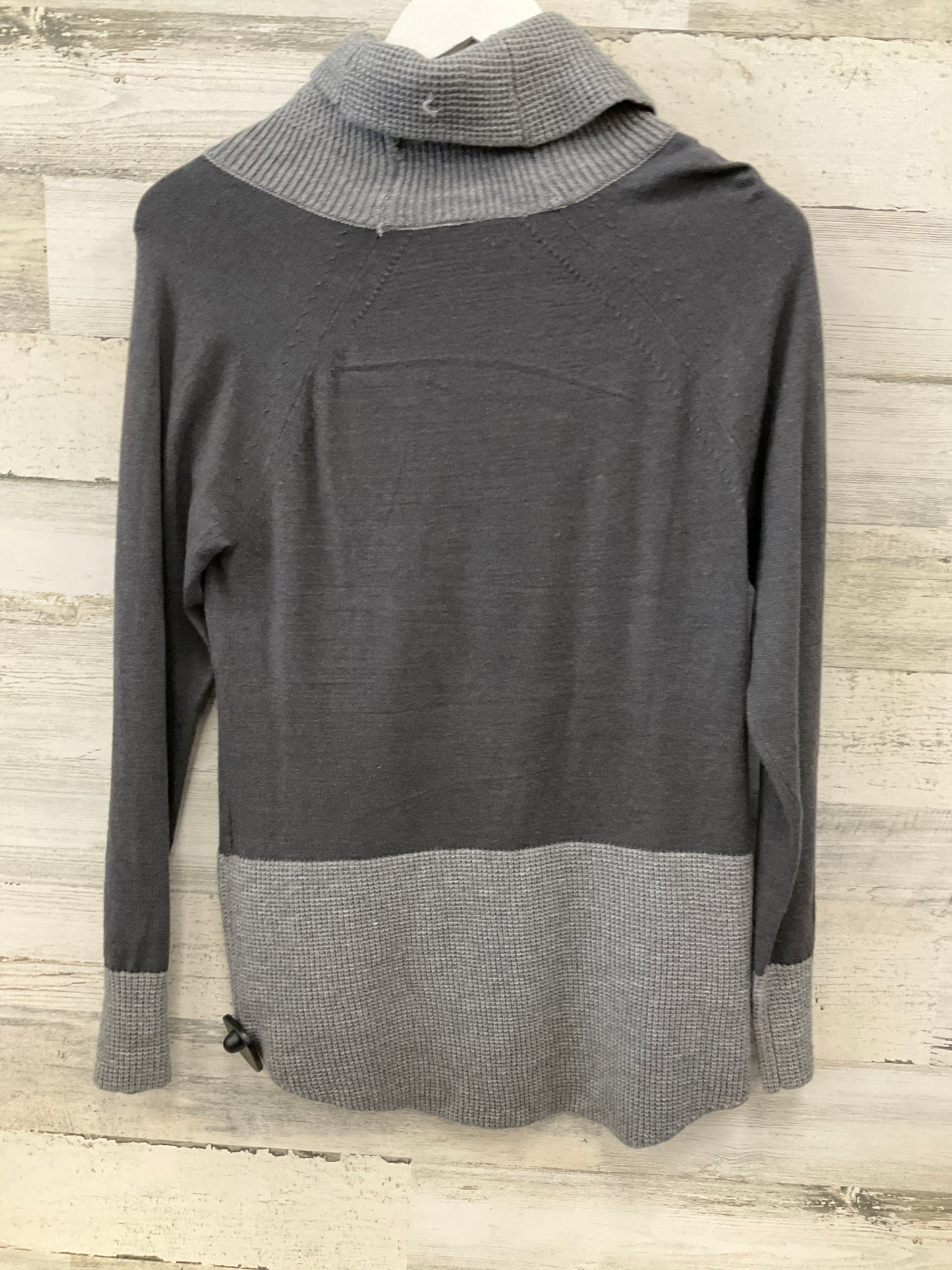 Top Long Sleeve By Cyrus Knits In Grey, Size: Xs