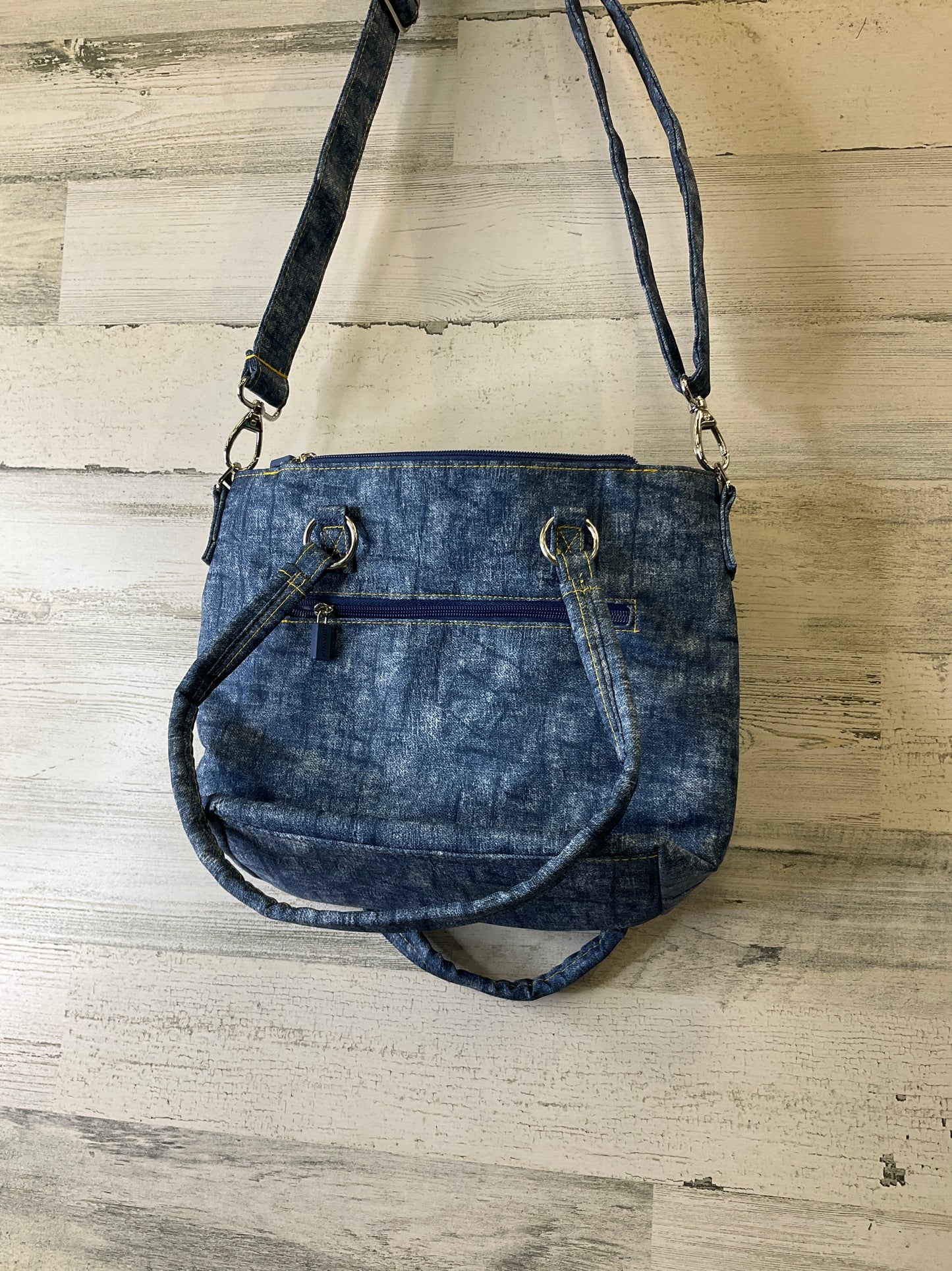 Handbag By Clothes Mentor, Size: Medium