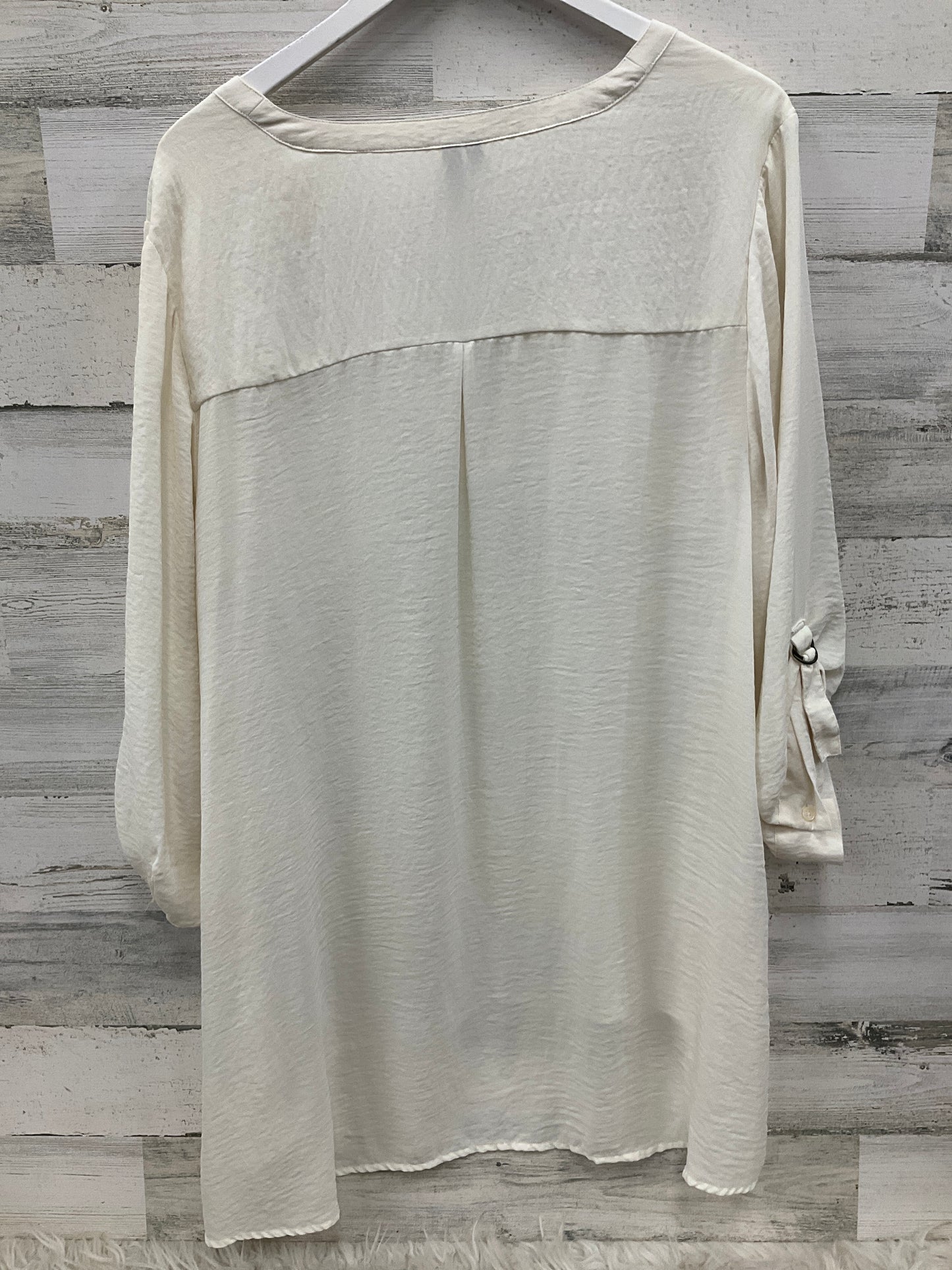 Top Short Sleeve By Maurices In Cream, Size: 3x