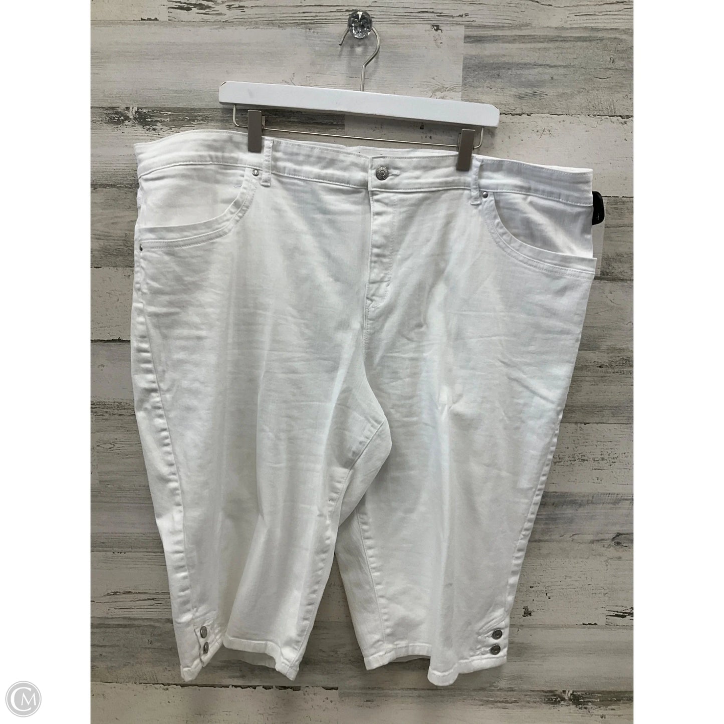 Capris By Gloria Vanderbilt In White, Size: 24