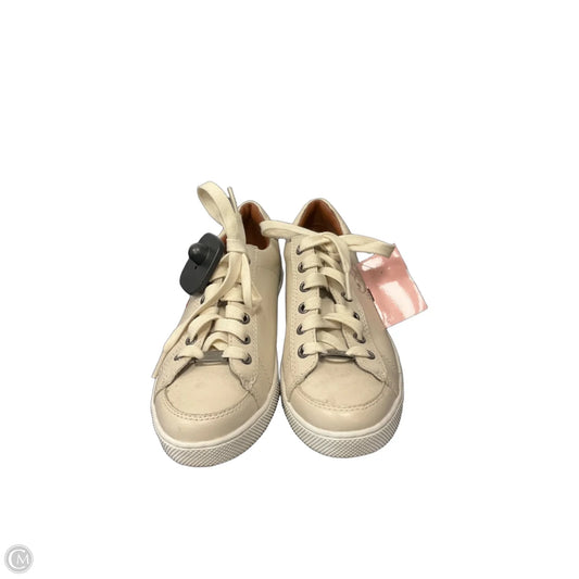 Shoes Sneakers By Clothes Mentor In Cream, Size: 6