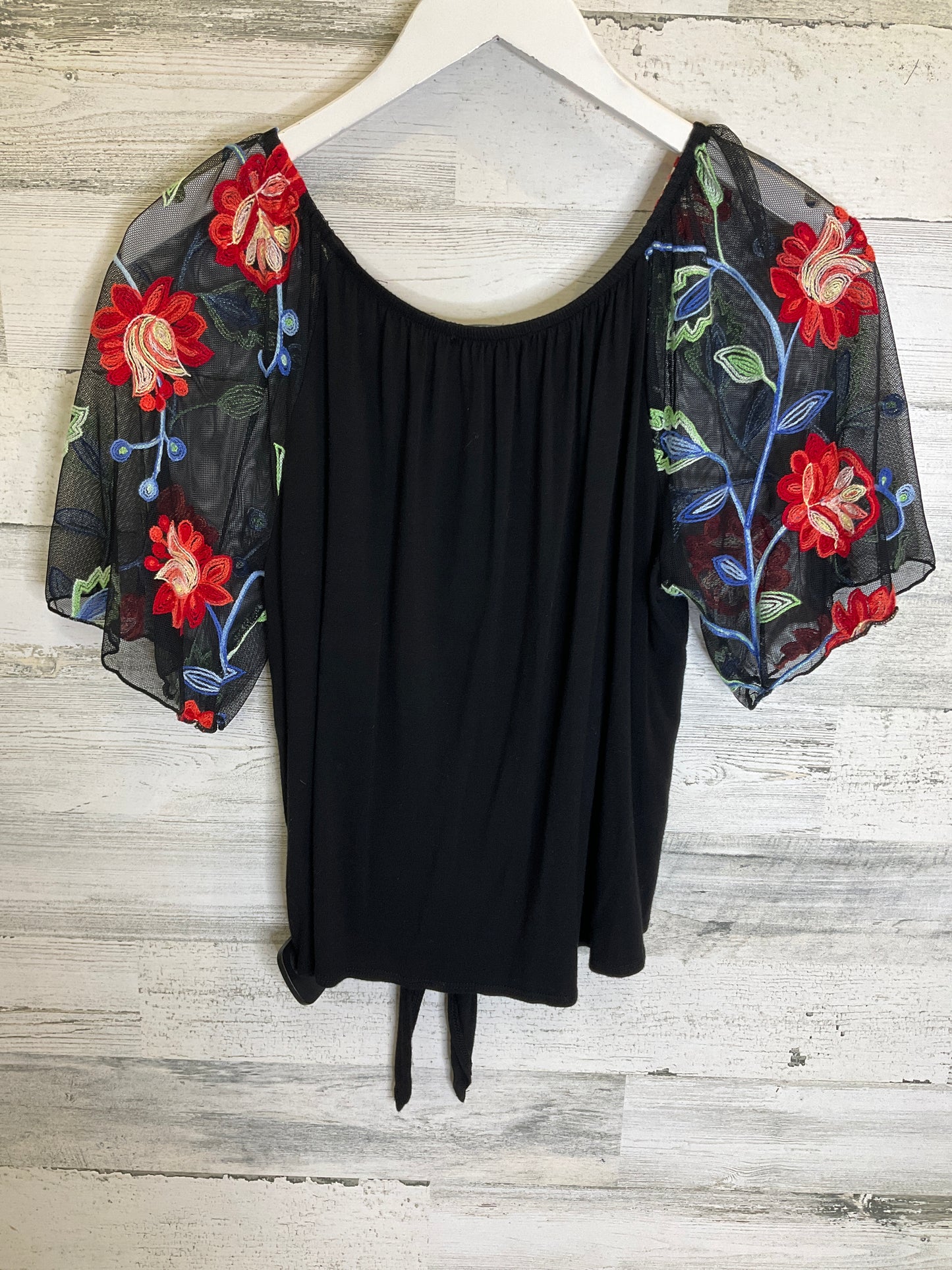 Top Sleeveless By Kim & Cami In Black, Size: M