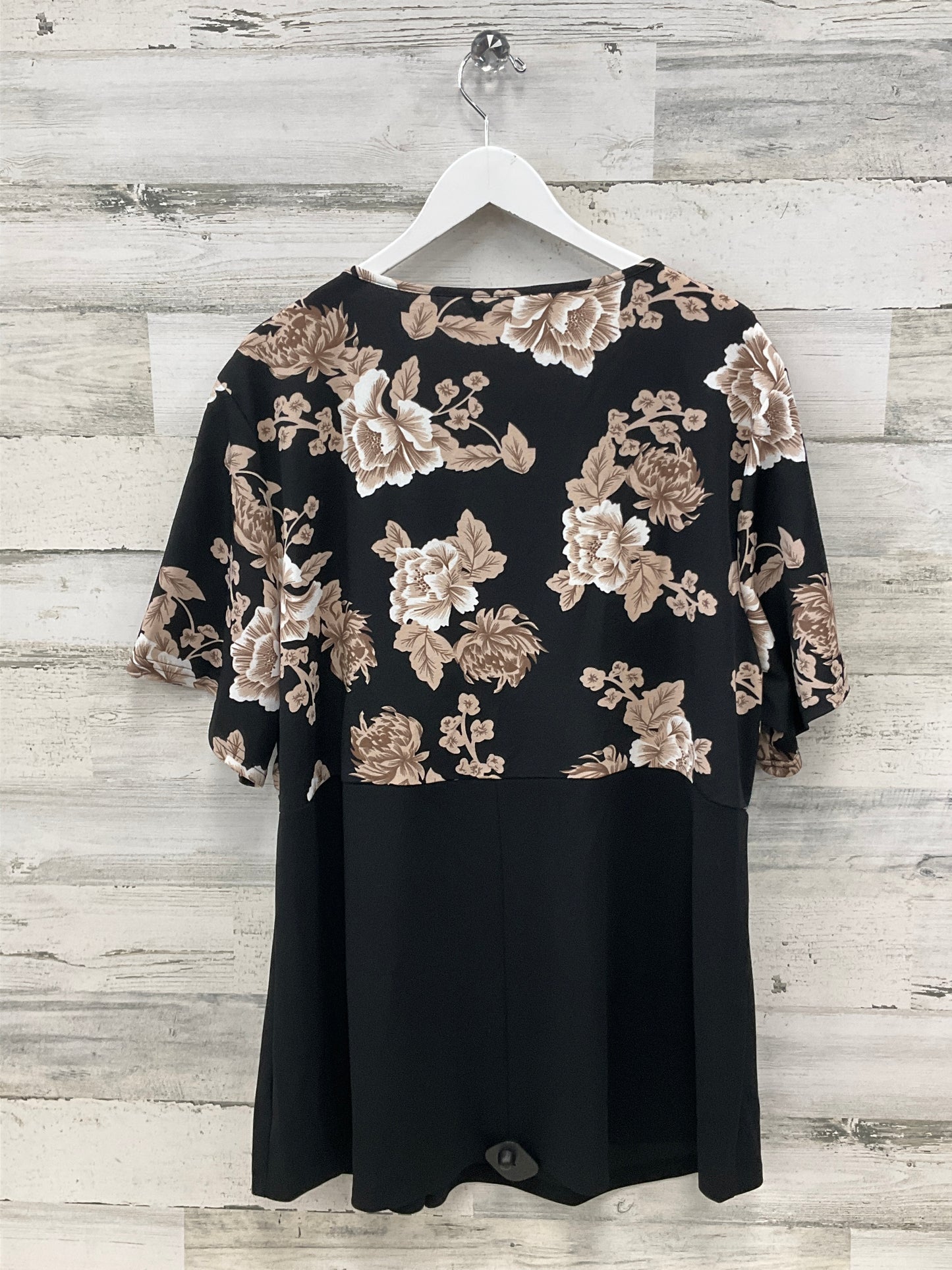 Top Short Sleeve By Clothes Mentor In Black, Size: 4x