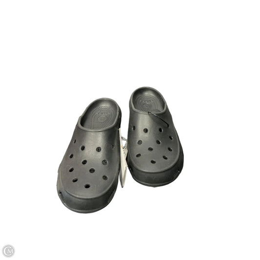 Shoes Flats By Crocs In Black, Size: 7