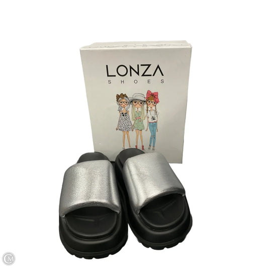 Sandals Flats By Clothes Mentor In Silver, Size: 8.5