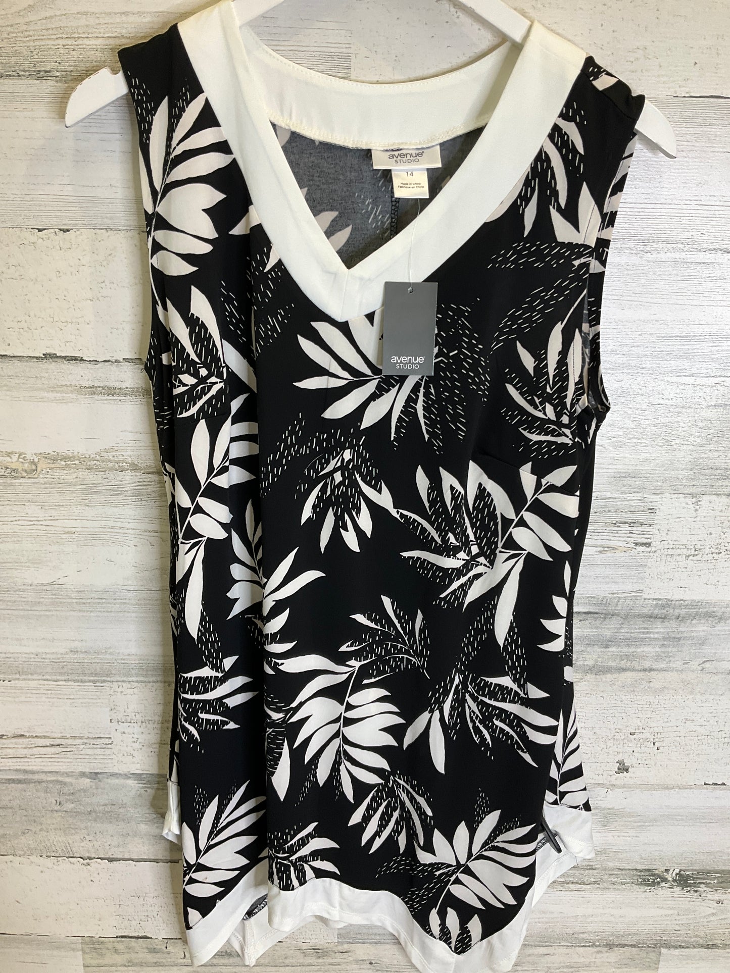 Tunic Sleeveless By Avenue In Black & White, Size: L