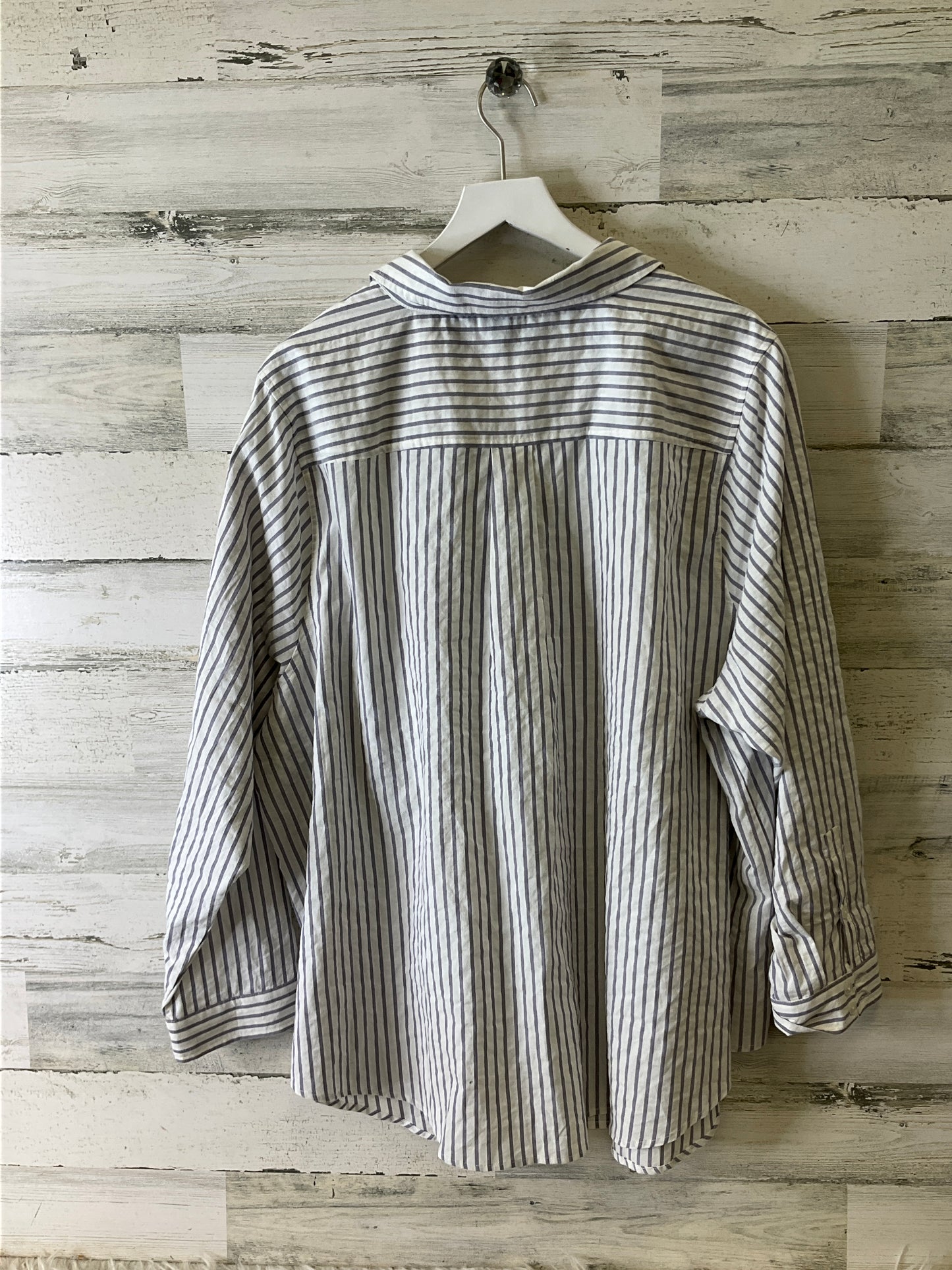 Top Long Sleeve By Torrid In Grey & White, Size: 4x