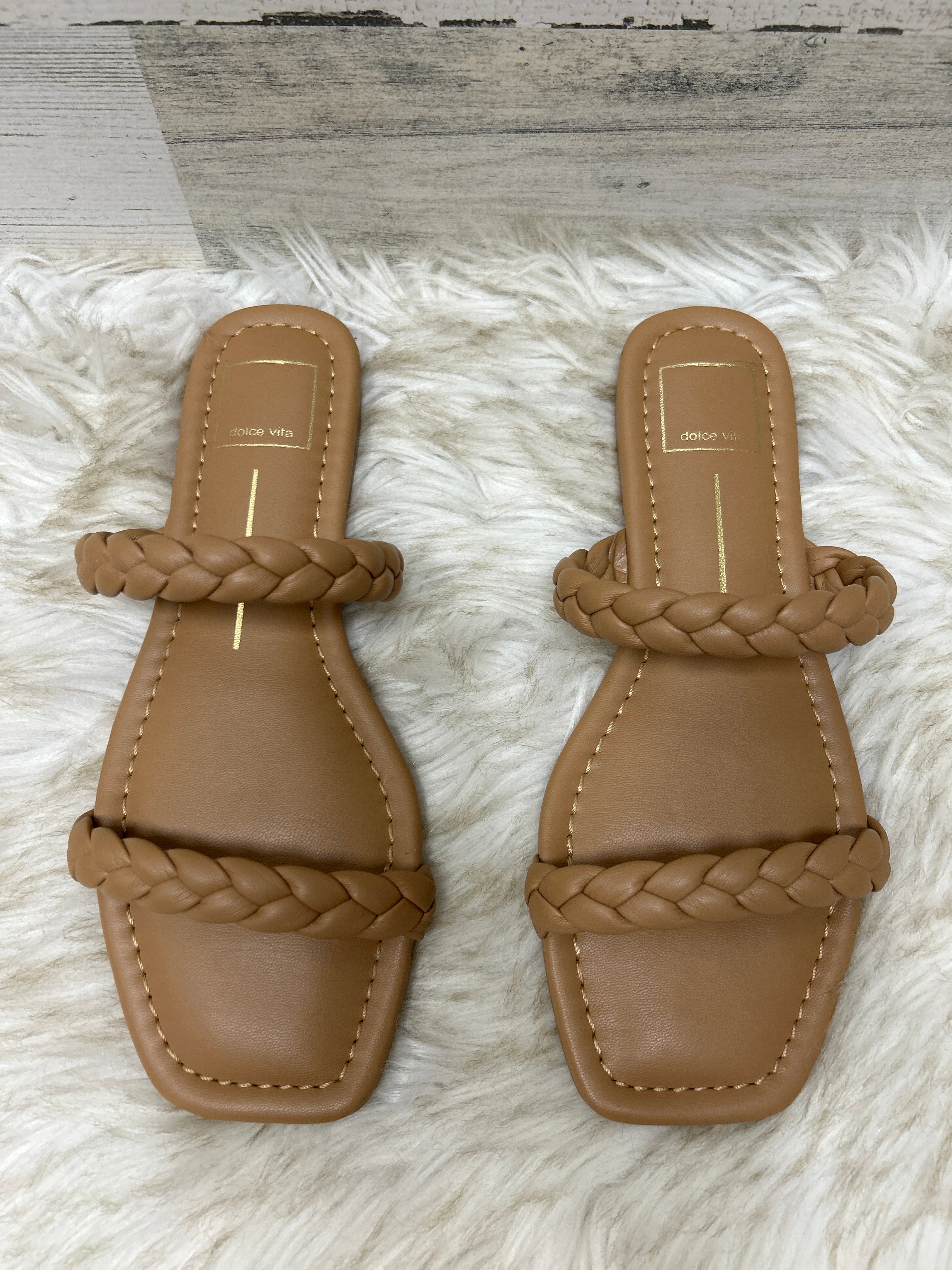 Dolce vita 2025 flat sandals